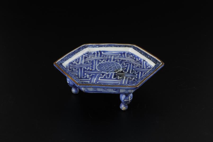 Hexagonal Dish with Three Feet Shonzui ware, Jingdezhen kilns, Jiangxi province, China Ming dynasty, 17th century Porcelain decorated with underglaze cobalt blue and iron oxide D 19.1 x H 6.3 cm
Koichi Yanagi Oriental Arts