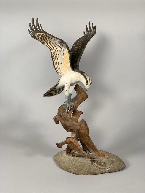 Hand-carved and painted figure of an Osprey hawk by artist Wendell Gilley (Maine, 1904-1983), depicting the Osprey in flight landing on a driftwood branch, artist signed ($1,599).
Neue Auctions