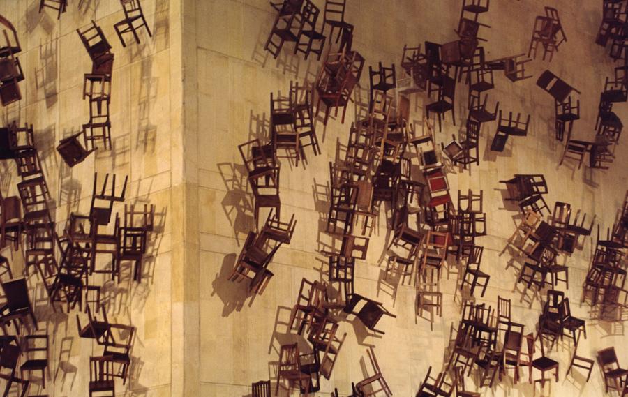 Doris Salcedo. Noviembre 6 y 7 2002. Two hundred and eighty wooden chairs and rope. Dimensions variable. Ephemeral public project, Palace of Justice, Bogotá.
Photograph by Sergio Clavijo