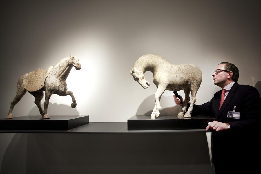 Vetting at TEFAF Maastricht in 2010
Photo: Loraine Bodewes